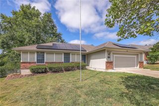 2406 Douglas Cir, Harrisonville, MO 64701