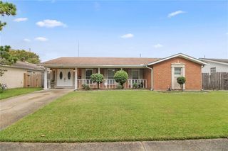 1865 Green Oaks Dr, Gretna, LA 70056