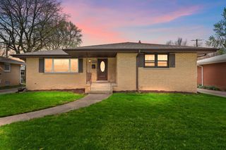 218 Lawndale Dr, Munster, IN 46321