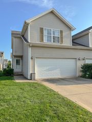 1211 Riviera Dr, Bloomington, IL 61701