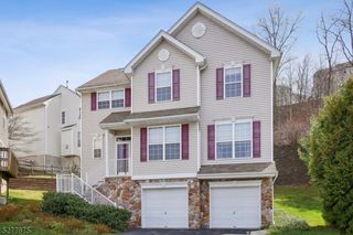 318 Winding Hill Dr, Hackettstown, NJ 07840