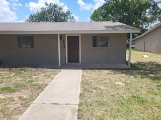 801 High Meadow Dr #B, Pleasanton, TX 78064