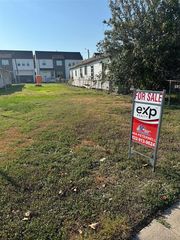 7805 N Main Street, Houston, TX 77022