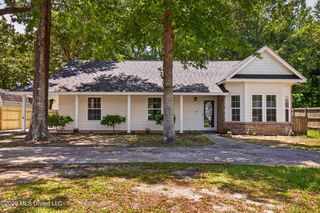 2621 Beach View Dr, Ocean Springs, MS 39564