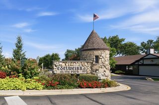 11553 Autobahn Dr E #201, Palos Park, IL 60464