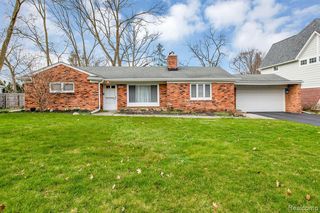 2082 Lakeshire Dr, West Bloomfield, MI 48323