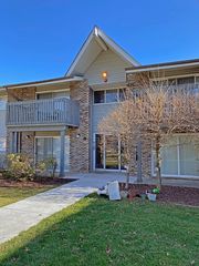 16W641 Mockingbird Ln #201, Willowbrook, IL 60527