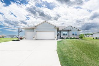 136 Augusta Ln, Waverly, IA 50677