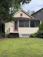 23 Notch Rd, Newfoundland, NJ 07435