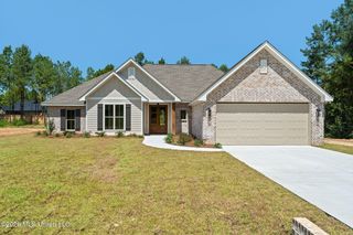 21 Redmont Dr, Sumrall, MS 39482