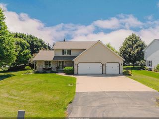 51 Overland Trl, Oshkosh, WI 54904