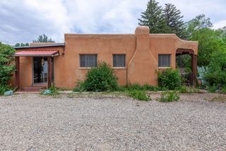 422 Dolan St, Taos, NM 87571