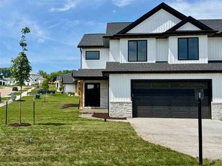 1403 Legend Dr, Tiffin, IA 52340