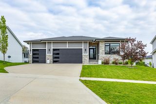 10181 Thorne Dr, West Des Moines, IA 50266