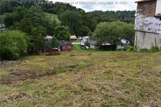1819 Maple Dr, Charleston, WV 25320
