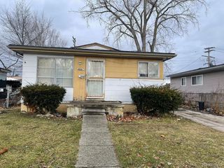 6841 Edgeton St, Hamtramck, MI 48212