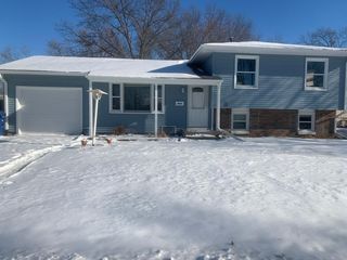 3621 Clover Hills Dr, Bettendorf, IA 52722