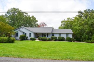 2032 Cravens Dr, Crossville, TN 38572