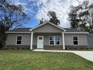 811 Cherry Dr, Lanett, AL 36863