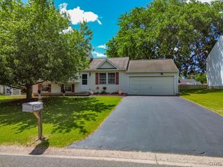 5428 Brisbane Trl, Clay, NY 13041
