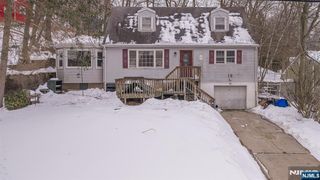 88 Lakeshore Dr, Oakland, NJ 07436