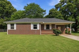 700 Woodmont Cir, Anderson, SC 29624