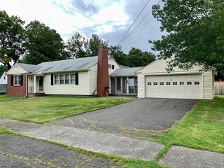 3 Greenway Ln, Greenfield, MA 01301
