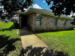 215 Matt Pl, Grand Prairie, TX 75051