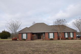 255 Haywood Rd, West Point, MS 39773