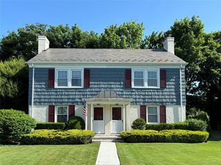 37 Bayview Ct, Manhasset, NY 11030