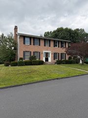 105 Belair Dr, Eynon, PA 18403