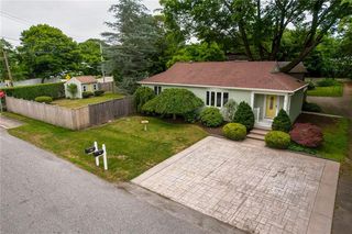 91 Inez St, Narragansett, RI 02882