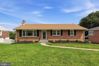 1429 Bonbar Rd, York, PA 17403
