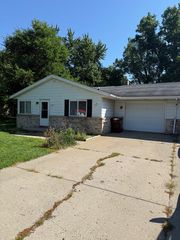 886 Hogsback Rd, Mason, MI 48854