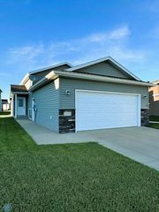 3215 62nd Ave S, Fargo, ND 58104