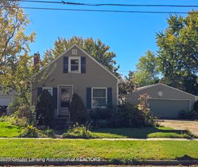 128 Oakwood St, Grand Ledge, MI 48837