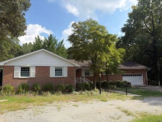 655 S  Peace Haven Rd, Winston Salem, NC 27103