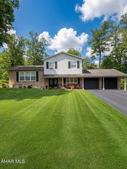 1709 Bellmeade Dr, Altoona, PA 16602