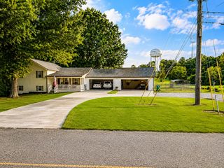 483 Whispering Oaks Dr, Statham, GA 30666