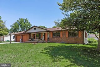 25 Meadow Glen Dr, Dover, DE 19901