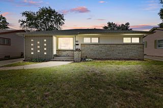 8611 West Arden PLACE, Milwaukee, WI 53225