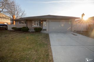 27602 Oakcrest Dr, Brownstown, MI 48183