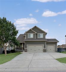 1204 Mission Dr, Raymore, MO 64083