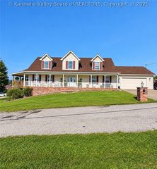 214 Walnut Dr, Hurricane, WV 25526
