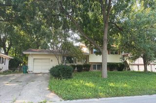 2208 Parkview Dr, Springfield, IL 62704
