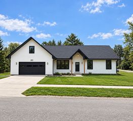 201 Capri Dr, Round Lake, IL 60073