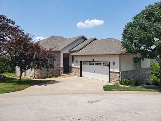 285 Legends Ln, Hollister, MO 65672