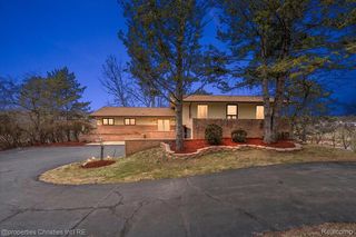 1808 Moors Ct, Bloomfield Hills, MI 48302