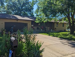 810 Oak Ln, Winthrop, MN 55396
