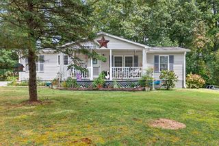 1100 Reeder St, Byrdstown, TN 38549